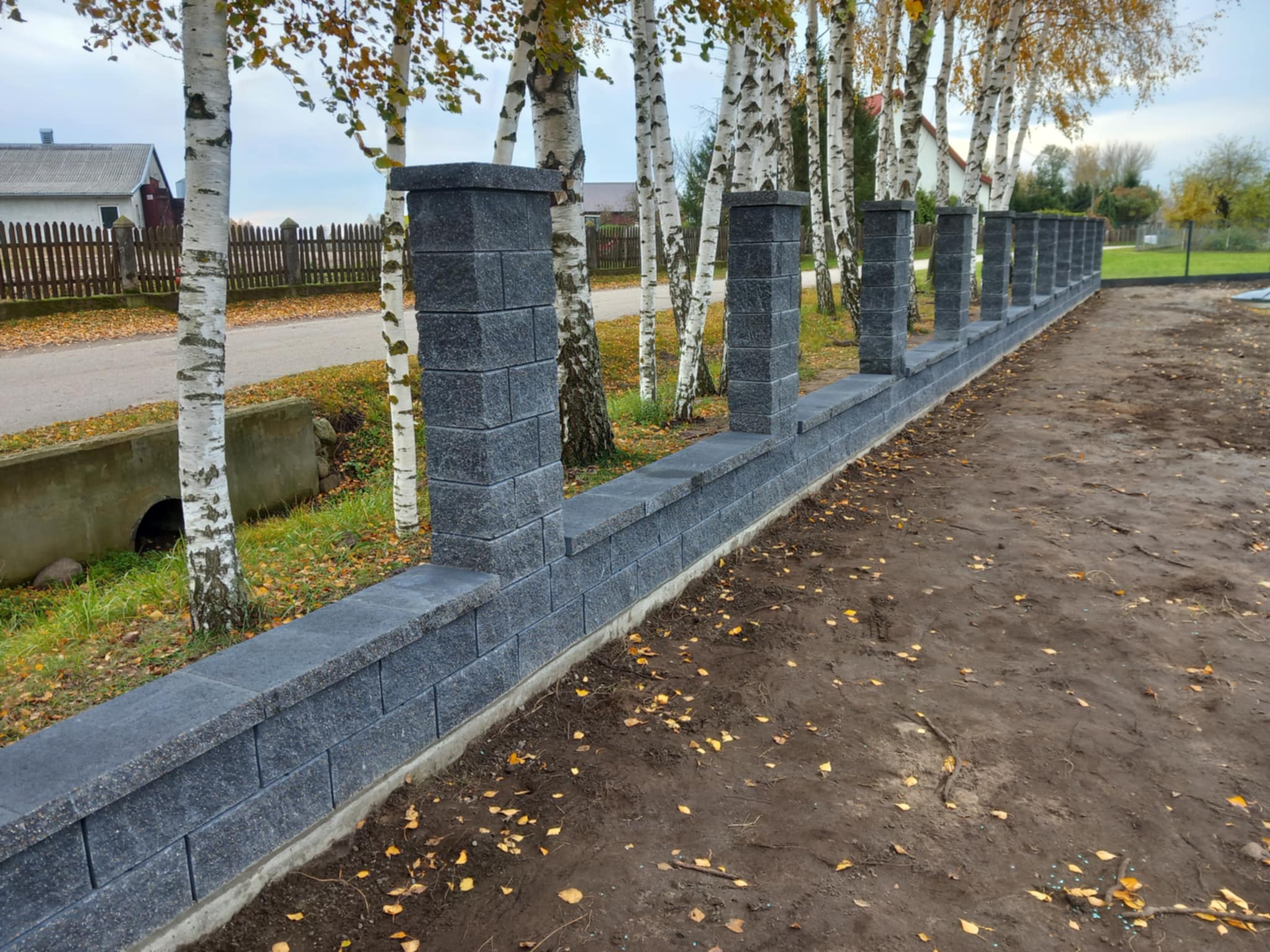 Bloczek ogrodzeniowy łupany, przygotowany pod wypełnienie z przęseł palisadowych