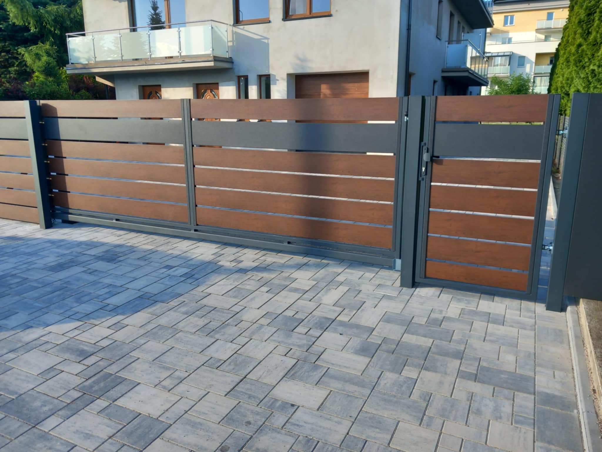 Brama przesuwna i furtka palisadowa w pełnym wykończeniu