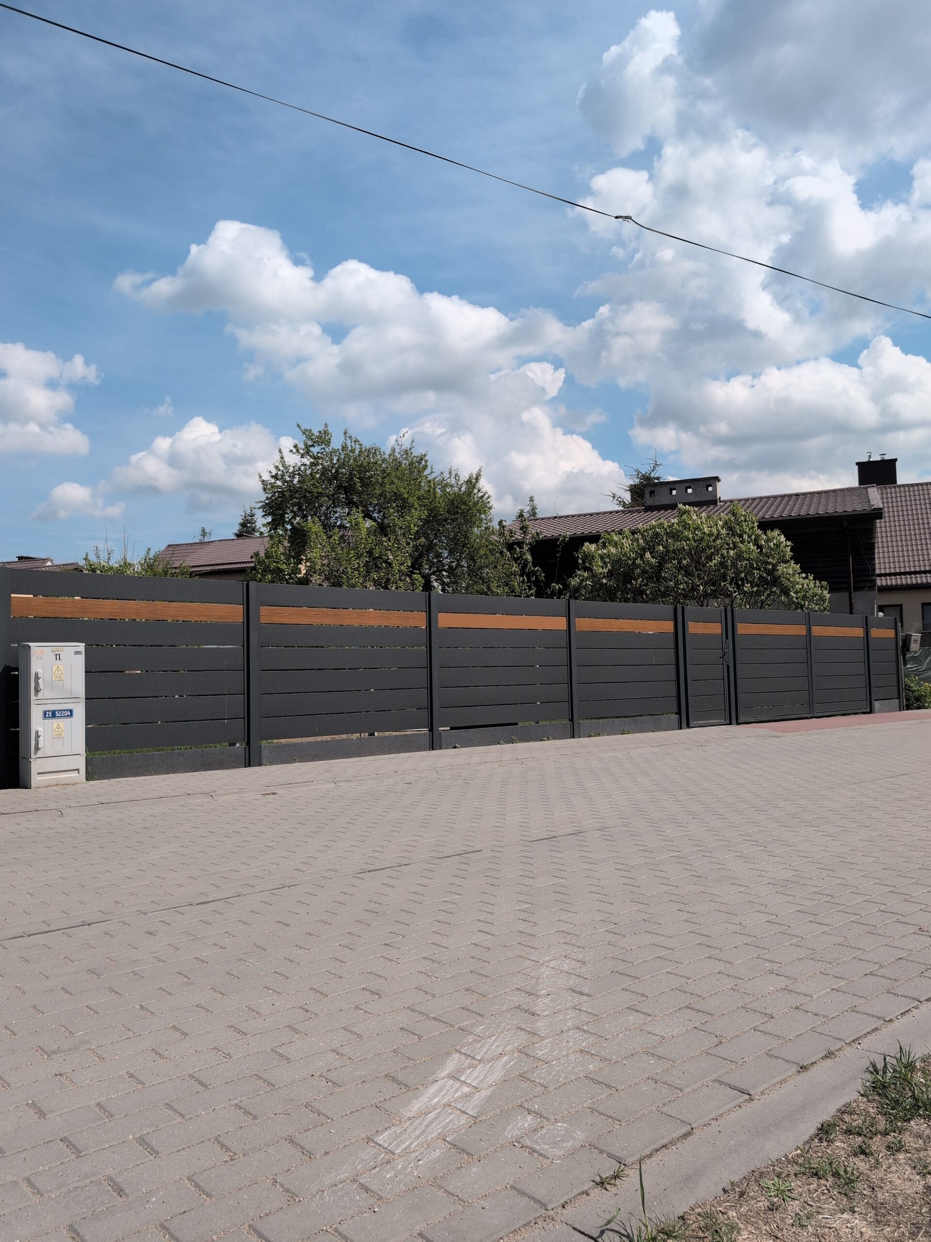 Ogrodzenie palisadowe grafitowe ze wstawką drewnopodobną