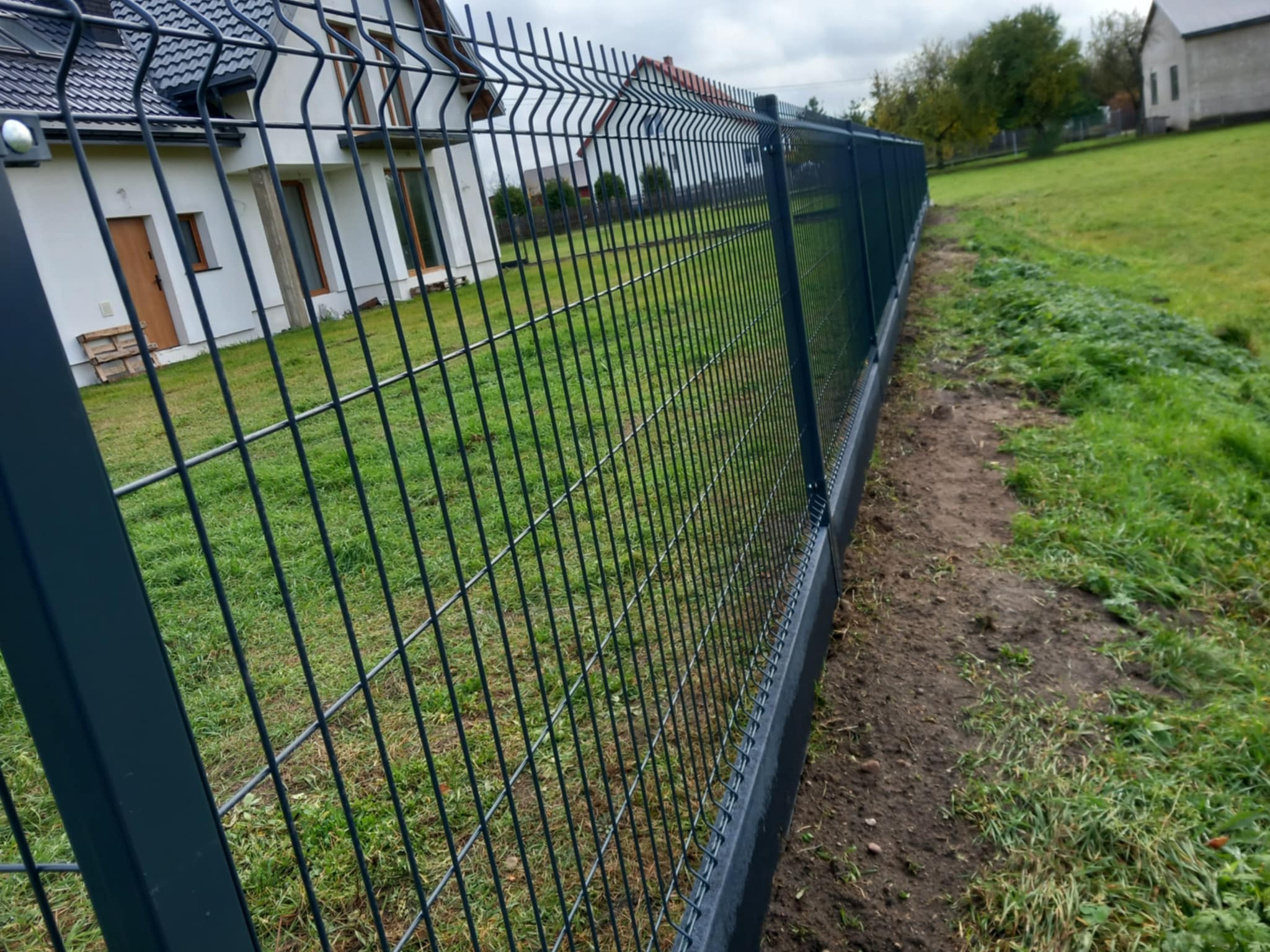 Ogrodzenie Panelowe 3D na podmurówce wibroprasie grafitowej