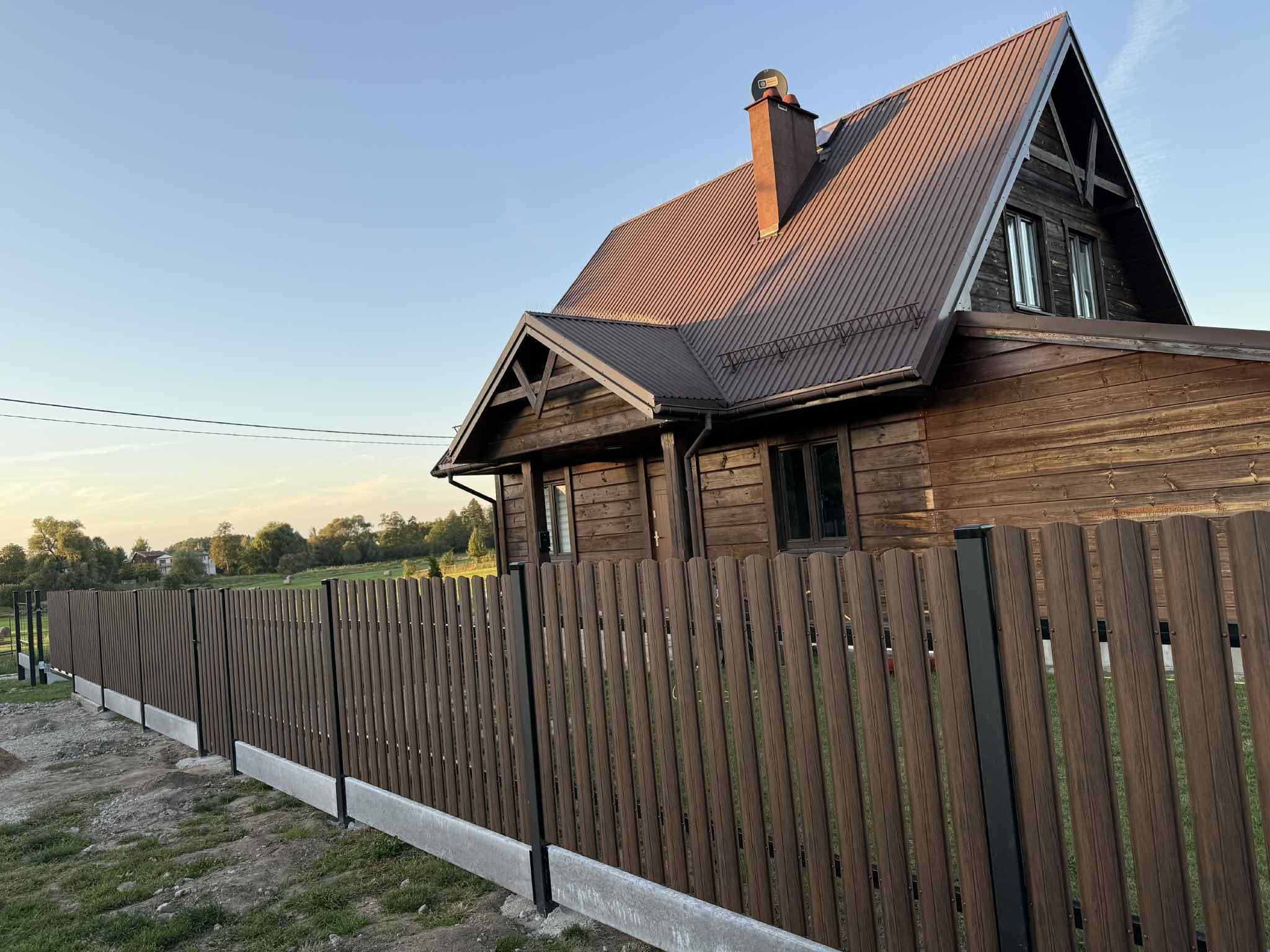 Ogrodzenie ze sztachet metalowych w kolorze brązowym