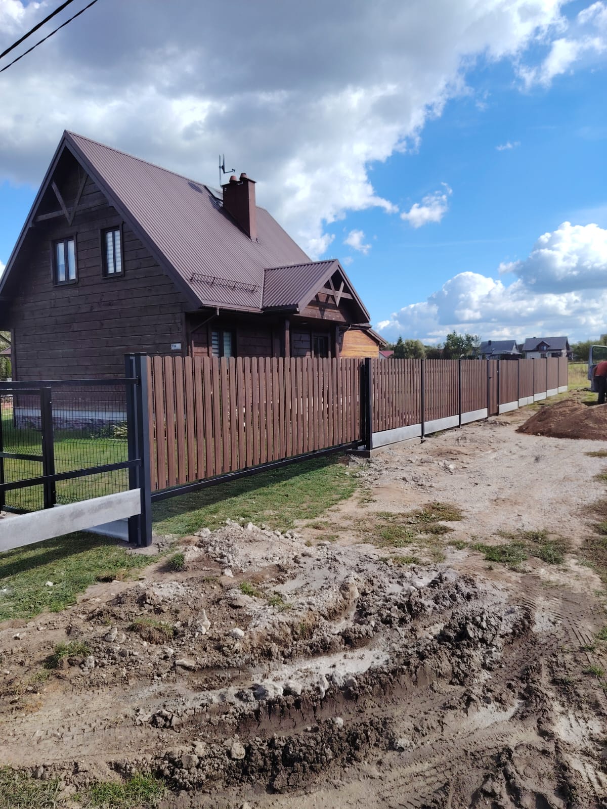 Ogrodzenie ze sztachet metalowych drewnopodobnych